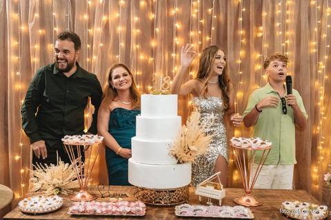 Fotografia de aniversário de 18 anos no Cerimonial Aspomires. Fotógrafo: Luciano Pacheco (Foto Certa)'