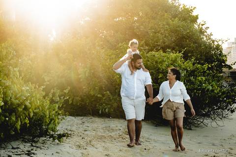Fotografia de Ensaio Externo de Família na Ilha do Frade em Vitória - ES'