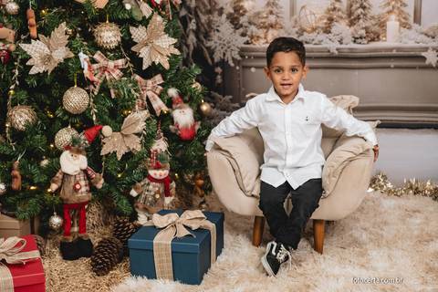Fotografia de ensaio de Natal em estúdio temático com cenário. Fotografia de Família em Vitória - ES '