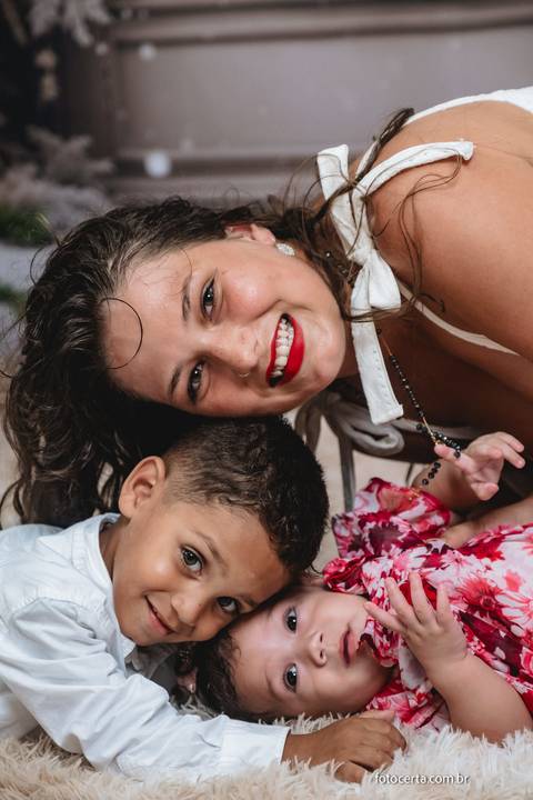 Fotografia de ensaio de Natal em estúdio temático com cenário. Fotografia de Família em Vitória - ES '
