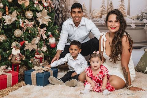 Fotografia de ensaio de Natal em estúdio temático com cenário. Fotografia de Família em Vitória - ES '