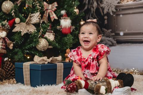 Fotografia de ensaio de Natal em estúdio temático com cenário. Fotografia de Família em Vitória - ES '