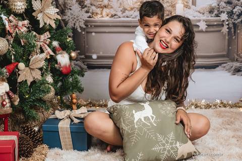 Fotografia de ensaio de Natal em estúdio temático com cenário. Fotografia de Família em Vitória - ES '