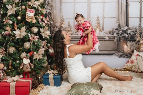 Fotografia de ensaio de Natal em estúdio temático com cenário. Fotografia de Família em Vitória - ES '