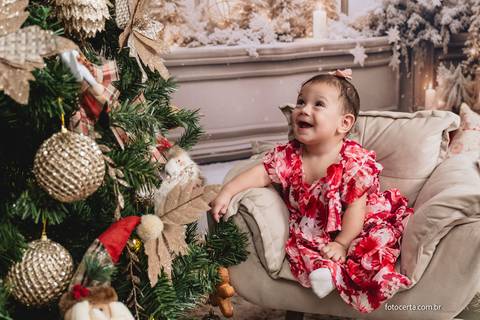Fotografia de ensaio de Natal em estúdio temático com cenário. Fotografia de Família em Vitória - ES '