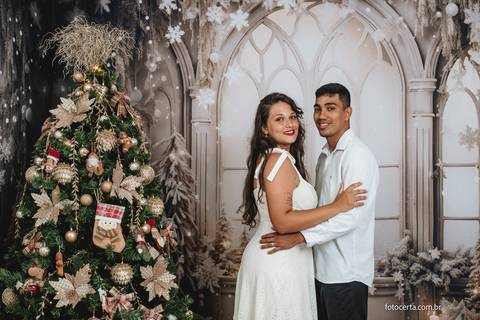 Fotografia de ensaio de Natal em estúdio temático com cenário. Fotografia de Família em Vitória - ES '