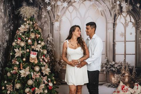 Fotografia de ensaio de Natal em estúdio temático com cenário. Fotografia de Família em Vitória - ES '