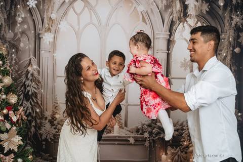 Fotografia de ensaio de Natal em estúdio temático com cenário. Fotografia de Família em Vitória - ES '