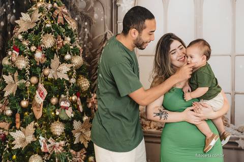 Fotografia de Ensaio de Natal em estúdio temático. Fotógrafo em Vitória, Vila Velha, Casamento, Ensaio Pré-Casamento, Ensaio Pós-Casamento, Ensaio de Casal, 15 Anos, Debutante, Família, Gestante, Maternidade, Aniversário, Social, Estúdio, Corporativo, Mar'
