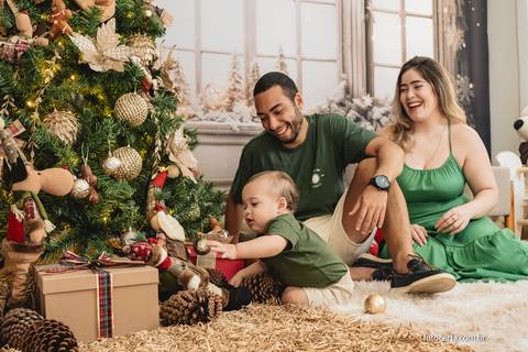 Fotografia de Ensaio de Natal em estúdio temático. Fotógrafo em Vitória, Vila Velha, Casamento, Ensaio Pré-Casamento, Ensaio Pós-Casamento, Ensaio de Casal, 15 Anos, Debutante, Família, Gestante, Maternidade, Aniversário, Social, Estúdio, Corporativo, Mar'