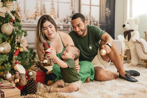 Fotografia de Ensaio de Natal em estúdio temático. Fotógrafo em Vitória, Vila Velha, Casamento, Ensaio Pré-Casamento, Ensaio Pós-Casamento, Ensaio de Casal, 15 Anos, Debutante, Família, Gestante, Maternidade, Aniversário, Social, Estúdio, Corporativo, Mar'