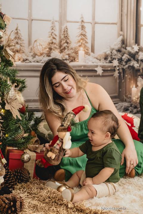 Fotografia de Ensaio de Natal em estúdio temático. Fotógrafo em Vitória, Vila Velha, Casamento, Ensaio Pré-Casamento, Ensaio Pós-Casamento, Ensaio de Casal, 15 Anos, Debutante, Família, Gestante, Maternidade, Aniversário, Social, Estúdio, Corporativo, Mar'