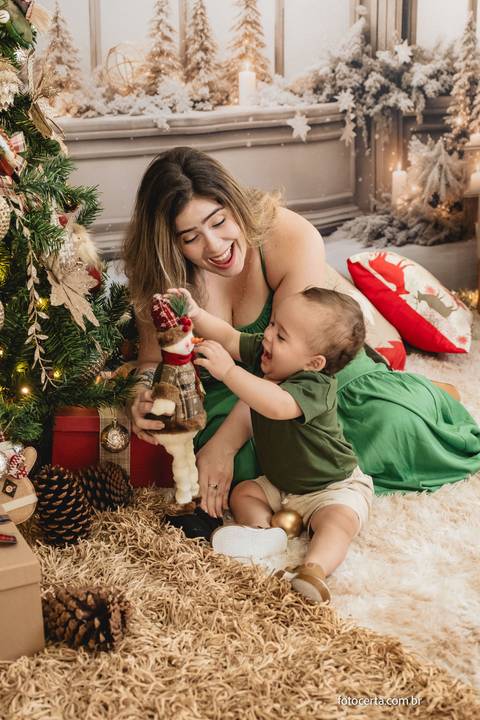 Fotografia de Ensaio de Natal em estúdio temático. Fotógrafo em Vitória, Vila Velha, Casamento, Ensaio Pré-Casamento, Ensaio Pós-Casamento, Ensaio de Casal, 15 Anos, Debutante, Família, Gestante, Maternidade, Aniversário, Social, Estúdio, Corporativo, Mar'