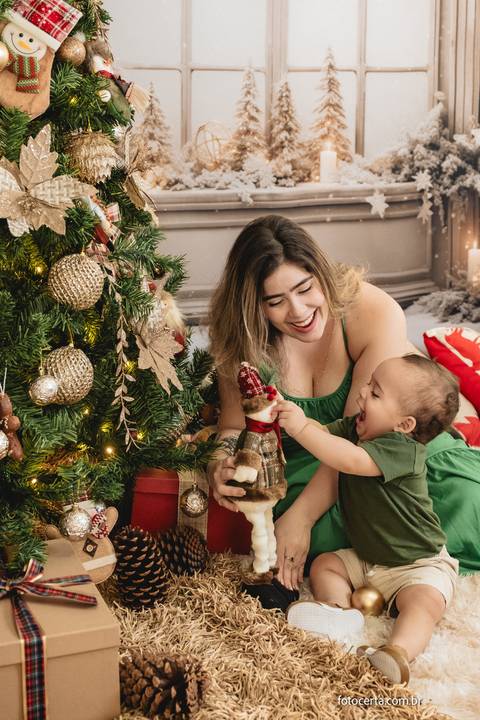 Fotografia de Ensaio de Natal em estúdio temático. Fotógrafo em Vitória, Vila Velha, Casamento, Ensaio Pré-Casamento, Ensaio Pós-Casamento, Ensaio de Casal, 15 Anos, Debutante, Família, Gestante, Maternidade, Aniversário, Social, Estúdio, Corporativo, Mar'