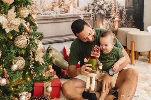 Fotografia de Ensaio de Natal em estúdio temático. Fotógrafo em Vitória, Vila Velha, Casamento, Ensaio Pré-Casamento, Ensaio Pós-Casamento, Ensaio de Casal, 15 Anos, Debutante, Família, Gestante, Maternidade, Aniversário, Social, Estúdio, Corporativo, Mar'