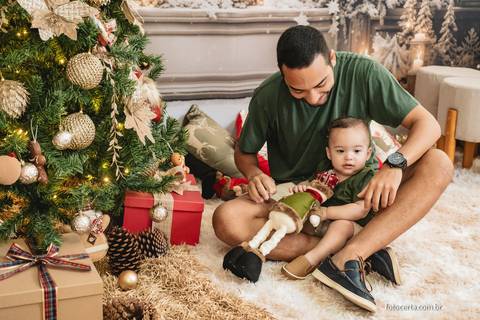 Fotografia de Ensaio de Natal em estúdio temático. Fotógrafo em Vitória, Vila Velha, Casamento, Ensaio Pré-Casamento, Ensaio Pós-Casamento, Ensaio de Casal, 15 Anos, Debutante, Família, Gestante, Maternidade, Aniversário, Social, Estúdio, Corporativo, Mar'