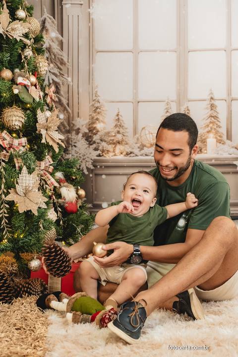Fotografia de Ensaio de Natal em estúdio temático. Fotógrafo em Vitória, Vila Velha, Casamento, Ensaio Pré-Casamento, Ensaio Pós-Casamento, Ensaio de Casal, 15 Anos, Debutante, Família, Gestante, Maternidade, Aniversário, Social, Estúdio, Corporativo, Mar'