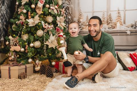 Fotografia de Ensaio de Natal em estúdio temático. Fotógrafo em Vitória, Vila Velha, Casamento, Ensaio Pré-Casamento, Ensaio Pós-Casamento, Ensaio de Casal, 15 Anos, Debutante, Família, Gestante, Maternidade, Aniversário, Social, Estúdio, Corporativo, Mar'