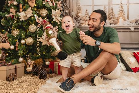 Fotografia de Ensaio de Natal em estúdio temático. Fotógrafo em Vitória, Vila Velha, Casamento, Ensaio Pré-Casamento, Ensaio Pós-Casamento, Ensaio de Casal, 15 Anos, Debutante, Família, Gestante, Maternidade, Aniversário, Social, Estúdio, Corporativo, Mar'