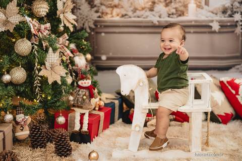 Fotografia de Ensaio de Natal em estúdio temático. Fotógrafo em Vitória, Vila Velha, Casamento, Ensaio Pré-Casamento, Ensaio Pós-Casamento, Ensaio de Casal, 15 Anos, Debutante, Família, Gestante, Maternidade, Aniversário, Social, Estúdio, Corporativo, Mar'