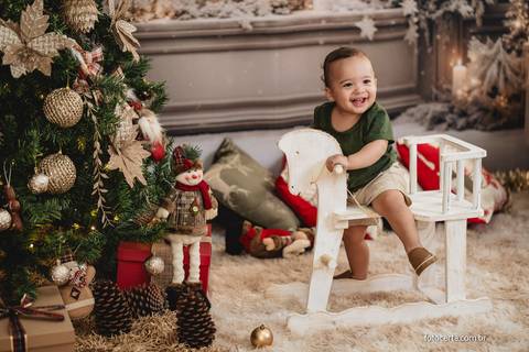 Fotografia de Ensaio de Natal em estúdio temático. Fotógrafo em Vitória, Vila Velha, Casamento, Ensaio Pré-Casamento, Ensaio Pós-Casamento, Ensaio de Casal, 15 Anos, Debutante, Família, Gestante, Maternidade, Aniversário, Social, Estúdio, Corporativo, Mar'