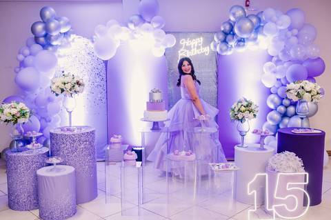 Festa de 15 anos - foto da debutante na mesa decorada'