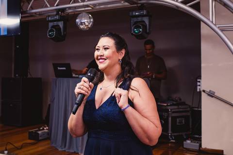 Festa de 15 anos - mãe anunciando a chegada da debutante na festa'