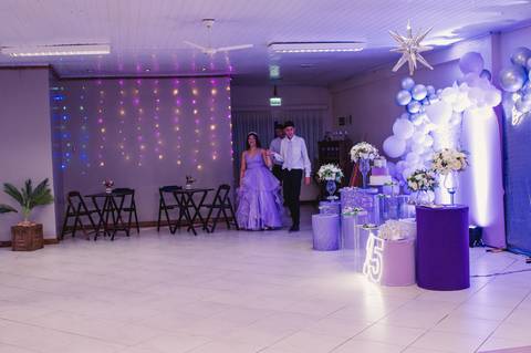 Festa de 15 anos - entrada da debutante com irmão na festa'