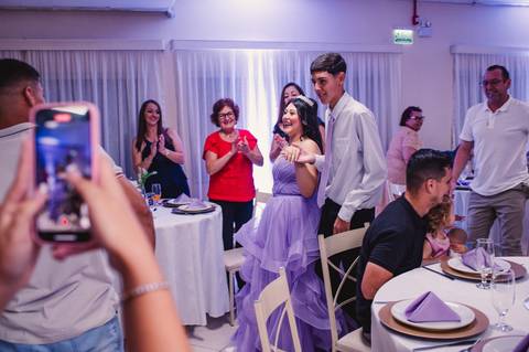 Festa de 15 anos - entrada da debutante na festa, no meio dos convidados'