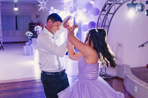 Festa de 15 anos - debutante dançando valsa com pai'