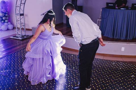 Festa de 15 anos - debutante dançando com o pai na pista'