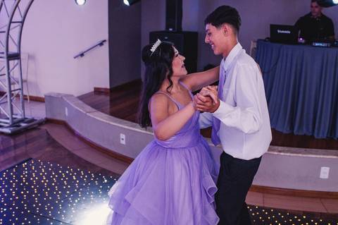 Festa de 15 anos - debutante dançando com o irmão na pist'