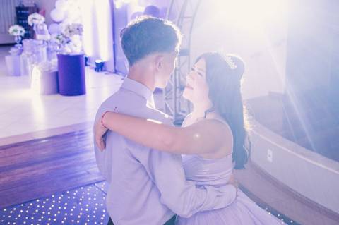 Festa de 15 anos - debutante dançando com o namorado na pista'
