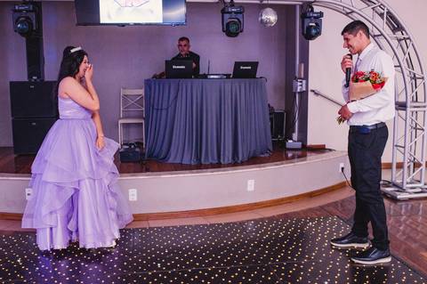 Festa de 15 anos - pai fazendo homenagem para debutante'
