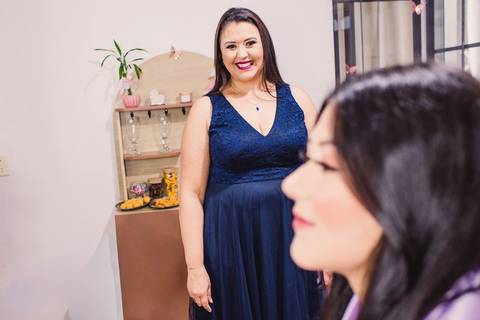 Festa de 15 anos - Mãe admirando a beleza da filha debutante no Salão de Beleza'