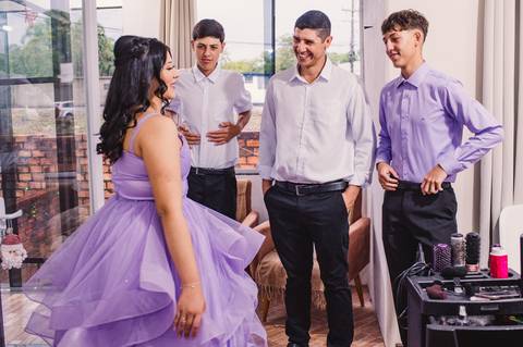 Festa de 15 anos - pai, irmão e namorado admirando a beleza da debutante'