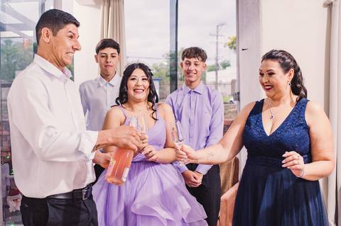 Festa de 15 anos  - família brindando/comemorando com espumante'