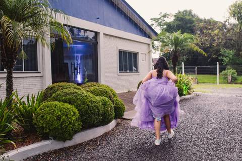 Festa de 15 anos - debutante chegando na festa, tempo fechado'