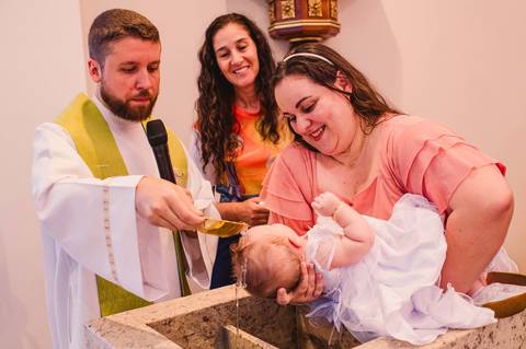 hehehe, chuva abençoada!) foi o batizado da pequena e fofa Luísa!
Batizado na Paróquia Sagrado Coração de Jesus - Timbaúva - Montenegro - RS - criança recebendo a água do batismo'