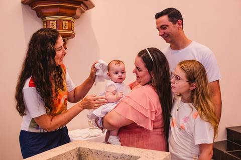 hehehe, chuva abençoada!) foi o batizado da pequena e fofa Luísa!
Batizado na Paróquia Sagrado Coração de Jesus - Timbaúva - Montenegro - RS - secando a cabeça da criança'