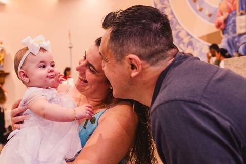 hehehe, chuva abençoada!) foi o batizado da pequena e fofa Luísa!
Batizado na Paróquia Sagrado Coração de Jesus - Timbaúva - Montenegro - RS - criança fazendo careta para os padrinhos'