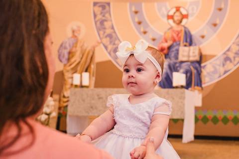 hehehe, chuva abençoada!) foi o batizado da pequena e fofa Luísa!
Batizado na Paróquia Sagrado Coração de Jesus - Timbaúva - Montenegro - RS - foto da criança diante o altar - fotógrafa Claudia Wallauer'