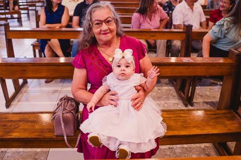 hehehe, chuva abençoada!) foi o batizado da pequena e fofa Luísa!
Batizado na Paróquia Sagrado Coração de Jesus - Timbaúva - Montenegro - RS - criança no colo da avó - no banco da igreja - fotógrafa Claudia Wallauer'