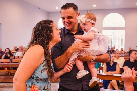 hehehe, chuva abençoada!) foi o batizado da pequena e fofa Luísa!
Batizado na Paróquia Sagrado Coração de Jesus - Timbaúva - Montenegro - RS - criança no colo dos padrinhos'