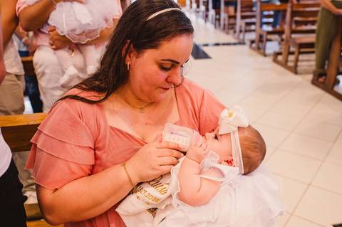 hehehe, chuva abençoada!) foi o batizado da pequena e fofa Luísa!
Batizado na Paróquia Sagrado Coração de Jesus - Timbaúva - Montenegro - RS - criança tomando mamadeira'