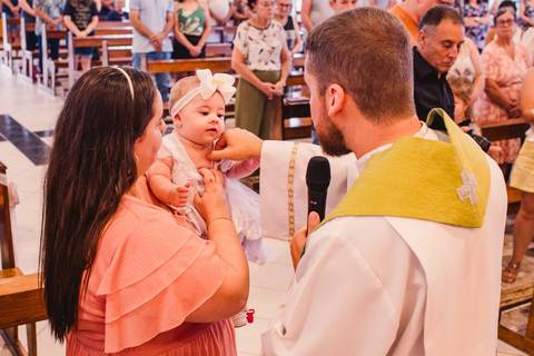 hehehe, chuva abençoada!) foi o batizado da pequena e fofa Luísa!
Batizado na Paróquia Sagrado Coração de Jesus - Timbaúva - Montenegro - RS - criança recebendo do padre o óleo abençoado'