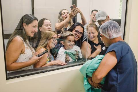 Documental de parto - família vendo o bebê pela primeira vez'