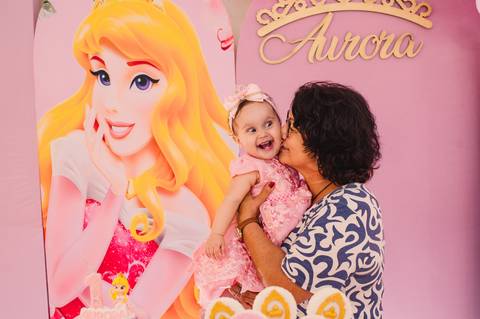 Festa de aniversário infantil - fotógrafa Claudia Wallauer - aniversariante ganhando um carinho de convidada'