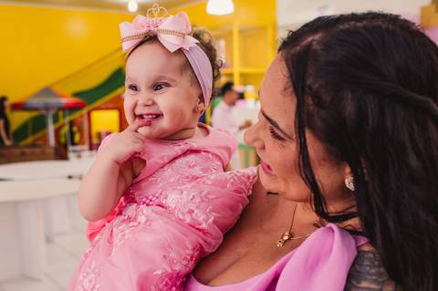 Festa de aniversário infantil - fotógrafa Claudia Wallauer - aniversariante feliz no colo da mãe'