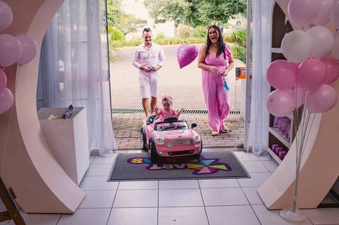 Festa de aniversário infantil - fotógrafa Claudia Wallauer - aniversariante chegando na festa de carro de brinquedo'